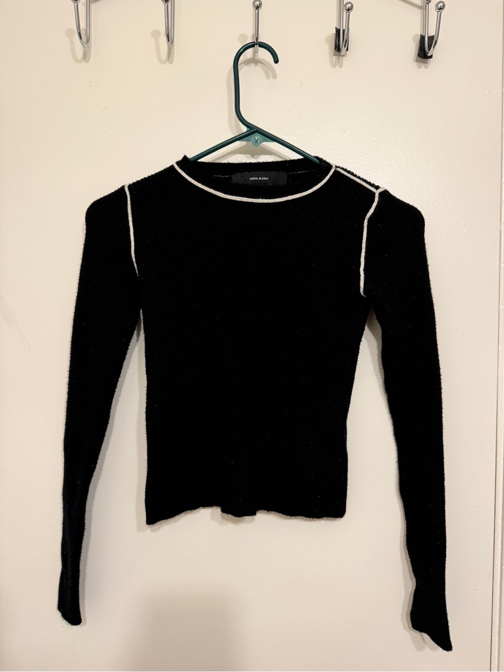 Vero Moda Black Ribbed Long-Sleeve Top with White Contrast Piping